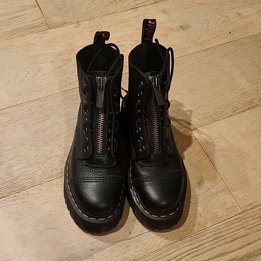 Dr. Martens like new Sinclair boots